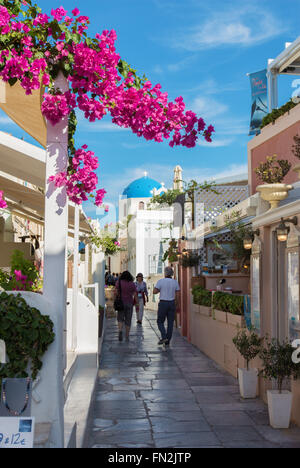 SANTORINI, Grecia - 5 ottobre 2015: la strada di Oia con i negozi di souvenir e ristoranti. Foto Stock