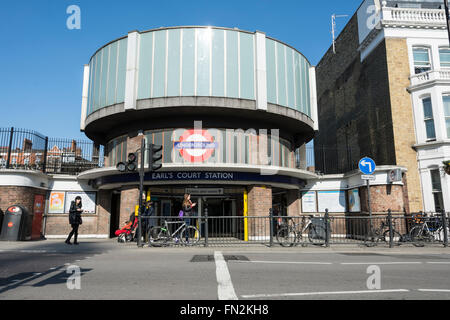 L'ingresso posteriore alla stazione della metropolitana di Earl's Court sulla Warwick Road, SW London, Regno Unito Foto Stock