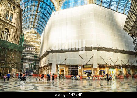 Napoli, Italia - 7 novembre 2015. Galleria Umberto I,famoso pubblico galleria per lo shopping a Napoli, Italia meridionale. Foto Stock