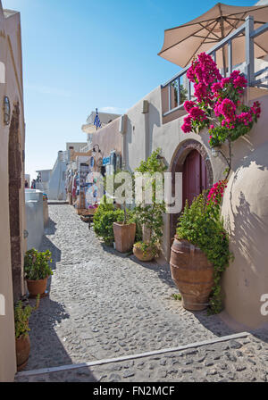 SANTORINI, Grecia - 5 ottobre 2015: la strada di Oia con i negozi di souvenir e ristoranti. Foto Stock