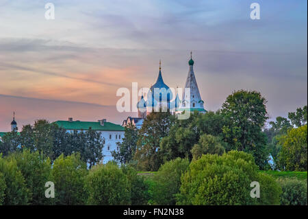 Il tramonto del Cremlino di Suzdal. La Russia Foto Stock