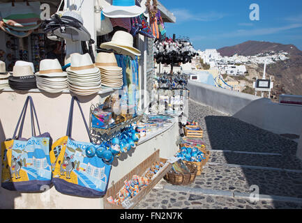 SANTORINI, Grecia - 5 ottobre 2015: la strada di Oia con i negozi di souvenir e ristoranti. Foto Stock