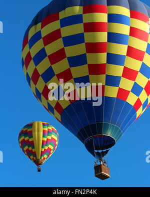 Una coppia di colorati aria calda baloons Foto Stock