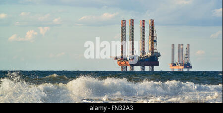 Piattaforme di perforazione in mare al mattino contro un cielo blu. Stazione Marittima di produzione di gas Foto Stock