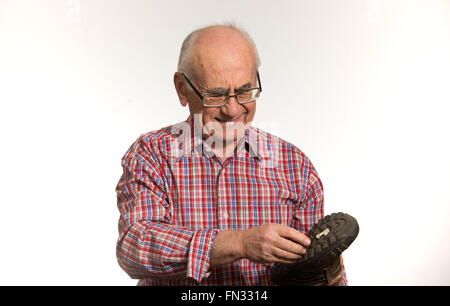 Il vecchio uomo senior a gradini nelle gomme da masticare Foto Stock