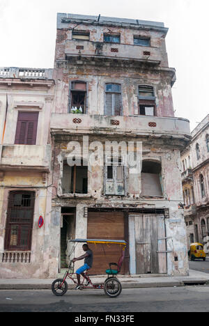 Un edificio di appartamenti nel centro di Havana a Cuba è stata sventrata e abbandonata. Foto Stock