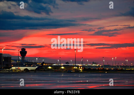 Sunset, sunrise, sole, cielo rosso, aeromobili, torre, a rampa, Fedex, aereo, aeroporto di Monaco di Baviera, MUC, EDDM, Aeroporto di Monaco di Baviera, Foto Stock