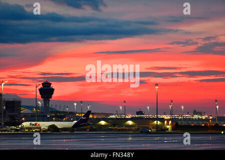 Sunset, sunrise, sole, cielo rosso, aeromobili, torre, a rampa, Fedex, aereo, aeroporto di Monaco di Baviera, MUC, EDDM, Aeroporto di Monaco di Baviera, Foto Stock