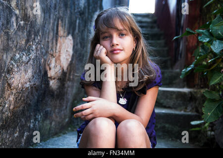 Una giovane ragazza all'aperto Foto Stock