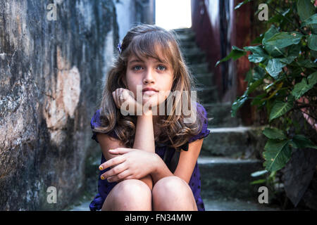 Una giovane ragazza all'aperto Foto Stock