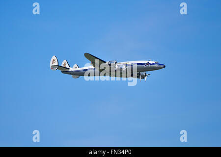 Super Constellation Lockheed, 121, Breitling, cielo blu, volo, aerei, piano, aereo, A/C, Aeroporto di Monaco di Baviera, cielo blu, Foto Stock