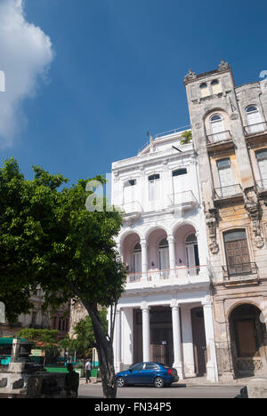 Uno dei molti coloniale spagnolo edifici ispirati sul Paseo del Prado nel centro di Havana Cuba Foto Stock