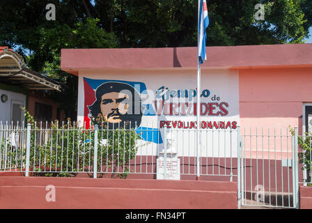 Un segno nel centro di Avana Cuba citando Che Guevara che dice 'esempio di virtù rivoluzionaria' Foto Stock
