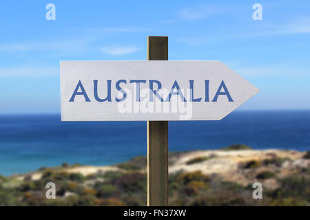 Australia cartello stradale con seashore in background Foto Stock