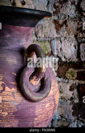 Urna ornamentali, rame & Lumber Store Boutique Hotel, Nelson's Dockyard, English Harbour, Antigua Foto Stock