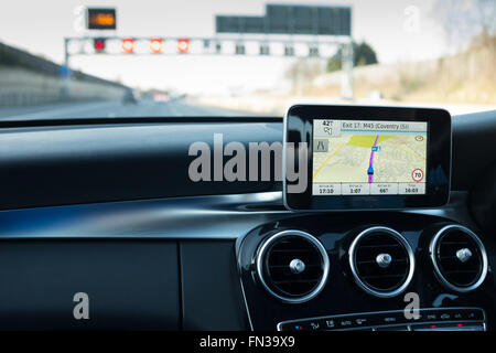 In auto sat nav Mercedes classe c bluetech hybrid interno Foto Stock