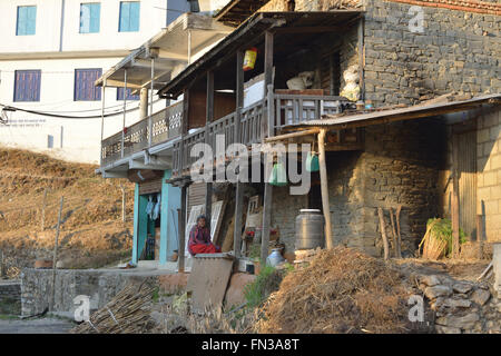 Donna di fronte a casa sua, nel villaggio di Sudal vicino a Nagarkot, Valle di Kathmandu, Nepal Foto Stock