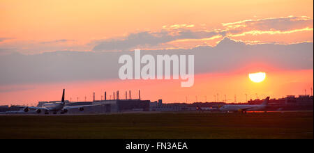 Sunset, sunrise, hangar, sole, cielo rosso, aeromobili, roll out, hangar, Aeroporto di Monaco di Baviera, MUC, EDDM, Aeroporto di Monaco di Baviera, Erding, Freising, Foto Stock