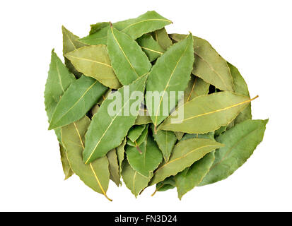 Tutta la baia di secchi o di baia di foglie di alloro utilizzato in cucina per insaporire le pietanze. Foto Stock