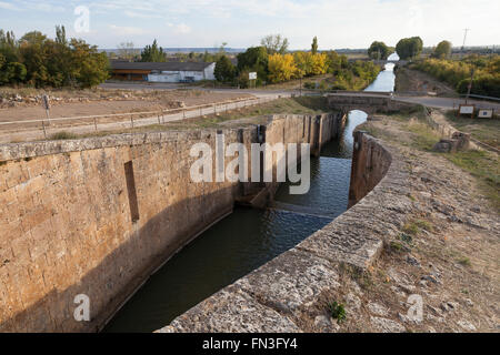 Frómista, Spagna: blocca il Canal de Castilla come esso passa attraverso il villaggio di Frómista. Foto Stock