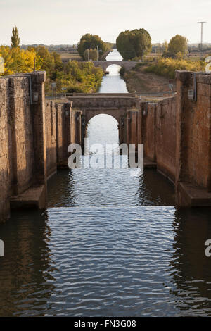 Frómista, Spagna: blocca il Canal de Castilla come esso passa attraverso il villaggio di Frómista. Foto Stock