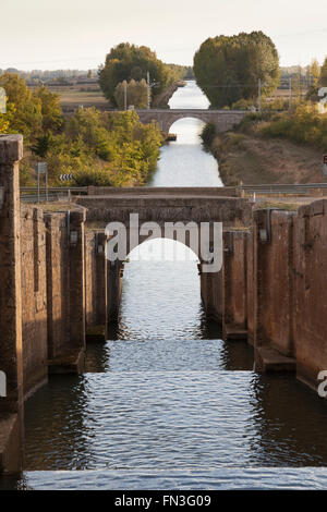 Frómista, Spagna: blocca il Canal de Castilla come esso passa attraverso il villaggio di Frómista. Foto Stock