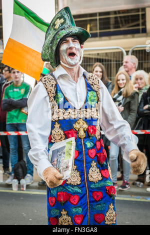 London, Regno Unito - 13 Marzo 2016: il giorno di San Patrizio parata e la festa a Trafalgar Square. Leprechaun irlandese. Foto Stock