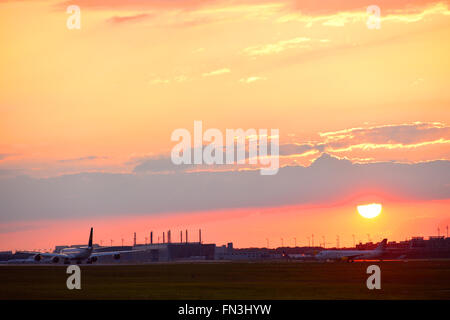 Sunset, sunrise, hangar, sole, cielo rosso, aeromobili, roll out, hangar, Aeroporto di Monaco di Baviera, MUC, EDDM, Aeroporto di Monaco di Baviera, Erding, Freising, Foto Stock