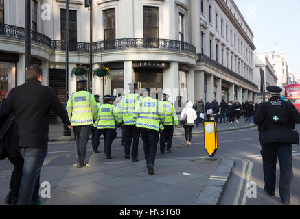 Extra di funzionari di polizia frequentano il il giorno di San Patrizio Parade di Londra Foto Stock