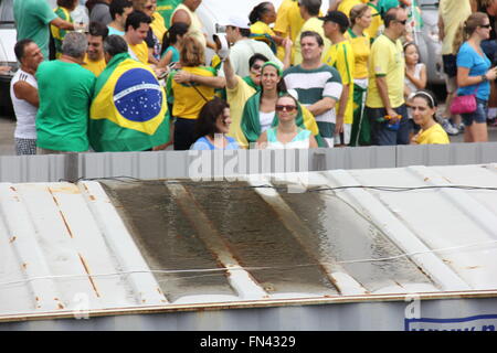 Rio de Janeiro, Brasile, 13 marzo 2016: costruzione sito sulla spiaggia di Copacabana ha diversi punti di accumulo di acqua piovana. Ciò può favorire la proliferazione di vettore Aedes aegypti, trasmettitore di malattie come Zika, Dengue e la chikungunya febbre. Il lavoro mostrato nella foto è di un CEDAE di pompaggio del liquame. CEDAE è la società pubblica di Rio de Janeiro responsabile per la fornitura di acqua e di trattamento delle acque reflue nella città. Credito: Luiz Souza/Alamy Live News Foto Stock