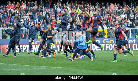 Genova, Italia. 13 Mar, 2016. I giocatori del Genoa CFC festeggia alla fine della serie di una partita di calcio tra il Genoa CFC e Torino FC. Genoa CFC vince 3-2 su Torino FC. © Nicolò Campo/Pacific Press/Alamy Live News Foto Stock