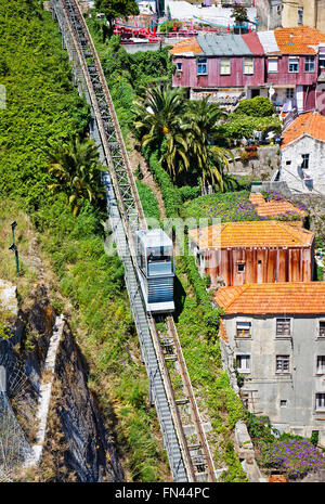 Vista aerea della Funicolare Guindais dos e pittoresche case nel centro storico della città di Porto, Portogallo Foto Stock