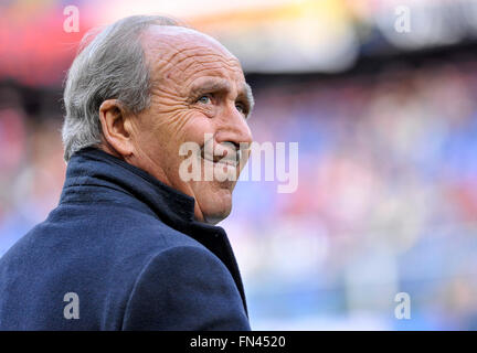 Genova, Italia. 13 Mar, 2016. Giampiero Ventura si affaccia su durante la serie di una partita di calcio tra il Genoa CFC e Torino FC. Genoa CFC vince 3-2 su Torino FC. © Nicolò Campo/Pacific Press/Alamy Live News Foto Stock