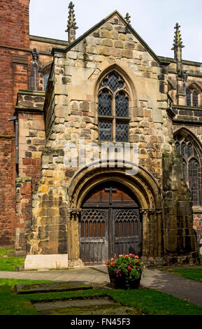 La Chiesa di Santa Maria Vergine dal sagrato, St. Mary's Place, Shrewsbury, Shropshire, Inghilterra, Regno Unito Foto Stock