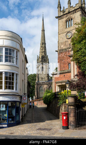 San Alkmund la Chiesa (centro) e San Julian chiesa (destra) da Wyle Cop, Shrewsbury, Shropshire, Inghilterra, Regno Unito Foto Stock