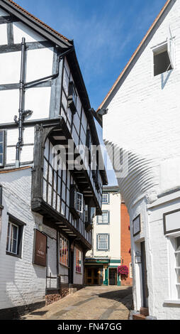 A strapiombo di legno a 'bianco e nero' edifici nel pesce Street, Shrewsbury, Shropshire, Inghilterra, Regno Unito Foto Stock