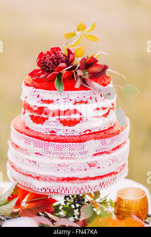 Grande rosso e bianco torta di nozze close up Foto Stock