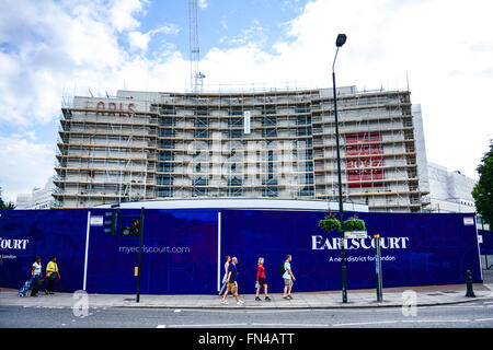 Vista frontale dell'ex Earls Court Exhibition Centre, coperto da impalcature e in fase di ristrutturazione a Londra, Regno Unito Foto Stock