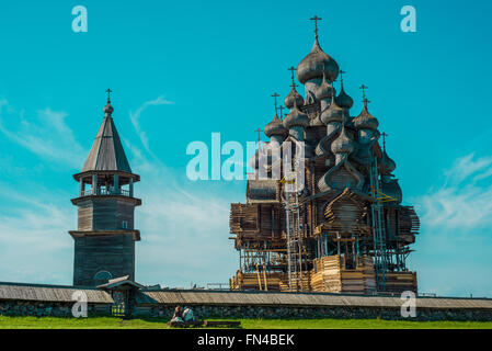 Chiese di legno su isola di Kizhi sul Lago Onega Foto Stock