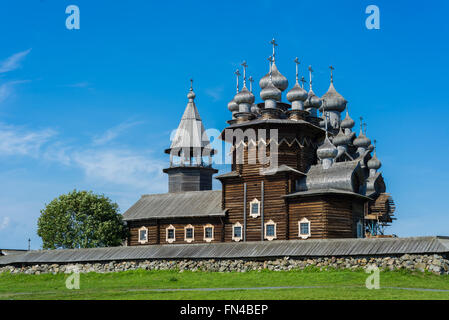 Chiese di legno su isola di Kizhi Foto Stock