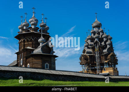 Chiese di legno su isola di Kizhi sul Lago Onega Foto Stock