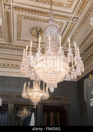 Bellissimi lampadari di cristallo in Corte sala da disegno, pescivendoli' Hall, Londra EC4 Foto Stock