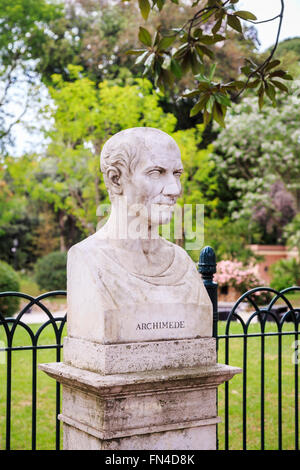 Busto di scienziato ellenico e matematico Archimede nei giardini di Villa Borghese vicino alla scalinata di Piazza di Spagna, Roma Italia Foto Stock