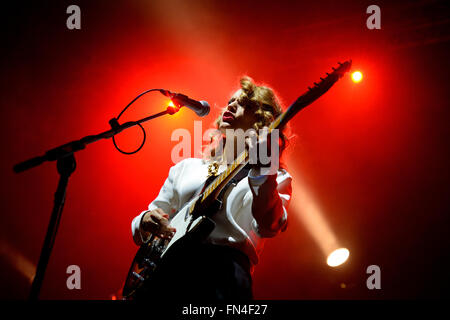 BILBAO, Spagna - 31 ottobre: Anna Calvi (BAND) live performance al Festival Bime su ottobre 31, 2014 a Bilbao, Spagna. Foto Stock