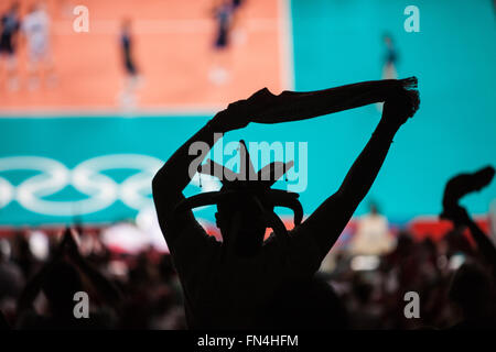 Silhouette di polacco di supporto ventole mens squadra di pallavolo a Earls Court Exhibition Centre durante le Olimpiadi 2012,Londra,l'Europa. Foto Stock