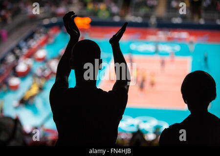 Silhouette di polacco di supporto ventole mens squadra di pallavolo a Earls Court Exhibition Centre durante le Olimpiadi 2012,Londra,l'Europa. Foto Stock