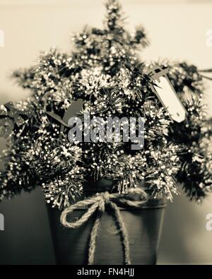 "Un vecchio Natale'. Fotografato in nero e bianco a portare fuori la nostalgia dei tempi passati. Foto Stock