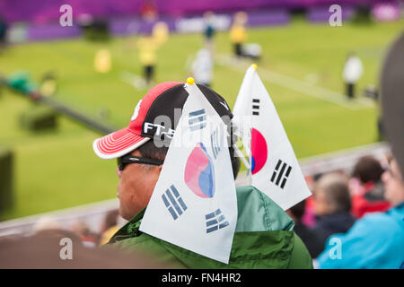 Corea del Sud tifosi guardare i loro paesi gli atleti vincere molti ori al tiro con l'arco,Signori,Olimpiadi di Londra,2012,l'Inghilterra,UK, Europa. Foto Stock