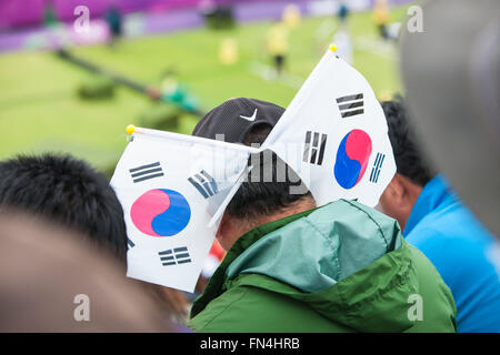 Corea del Sud tifosi guardare i loro paesi gli atleti vincere molti ori al tiro con l'arco,Signori,Olimpiadi di Londra,2012,l'Inghilterra,UK, Europa. Foto Stock