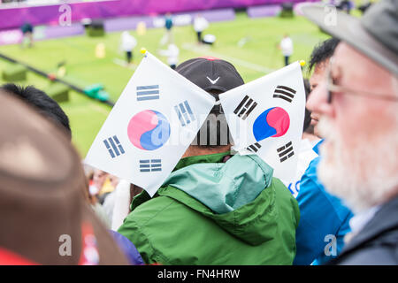 Corea del Sud tifosi guardare i loro paesi gli atleti vincere molti ori al tiro con l'arco,Signori,Olimpiadi di Londra,2012,l'Inghilterra,UK, Europa. Foto Stock